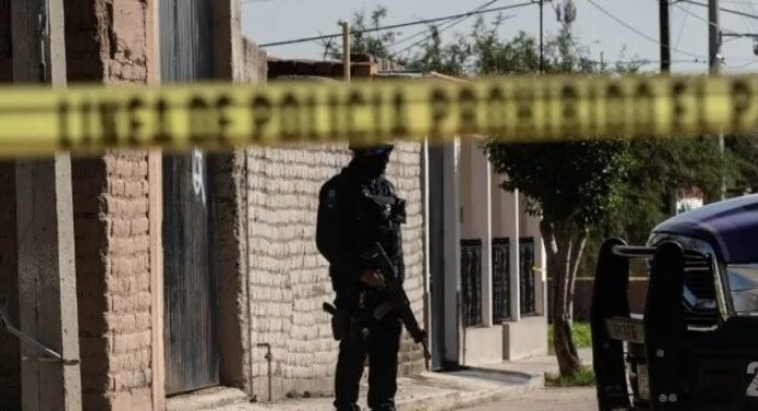 Un hombre armado dispara contra una mujer y su bebé de 8 meses en Zacatepec, Morelos. El bebé fallece y la madre queda gravemente herida. Autoridades intensifican búsqueda del agresor. Conoce más detalles aquí.