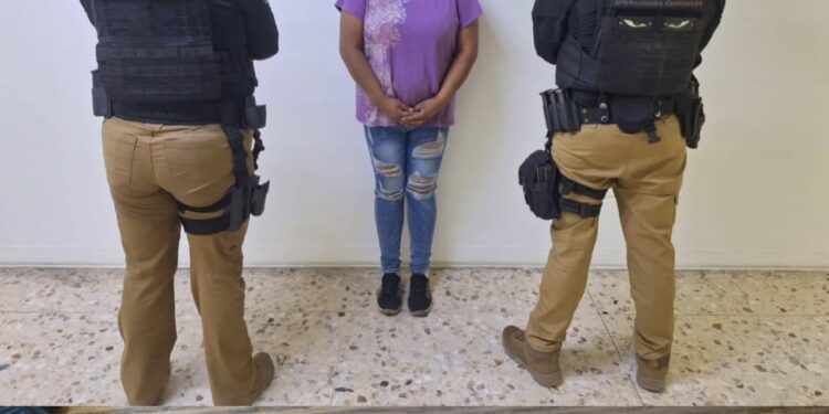 Detiene SWAT a mujer con 159 porciones de presunta droga en Chihuahua capital