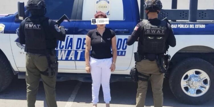 Detiene SWAT de la SSPE a mujer con 125 porciones de presunta droga en Chihuahua