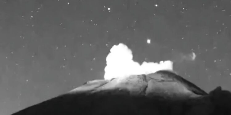 Esta no es la primera vez que se capta una misteriosa luz saliendo de este volcán.