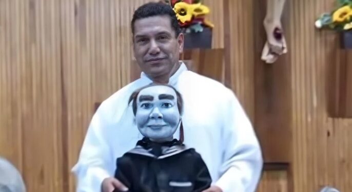 El padre dijo que compró la marioneta en MercadoLibre ante la preocupación de los feligreses, quienes cuestionaron por qué llevaba a "Willie" a sus eventos.