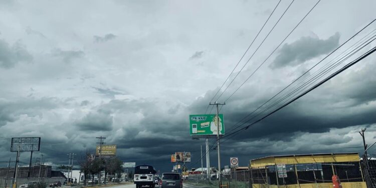 Rachas de viento de 50 a 70 kilómetros por hora y condiciones para la formación de
torbellinos, se prevén en zonas de Chihuahua y Coahuila.