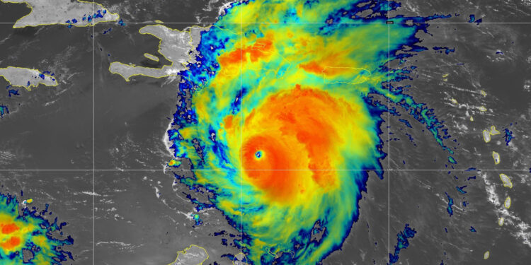 Sus bandas nubosas ocasionan lluvias torrenciales en Campeche, Quintana Roo y Yucatán.