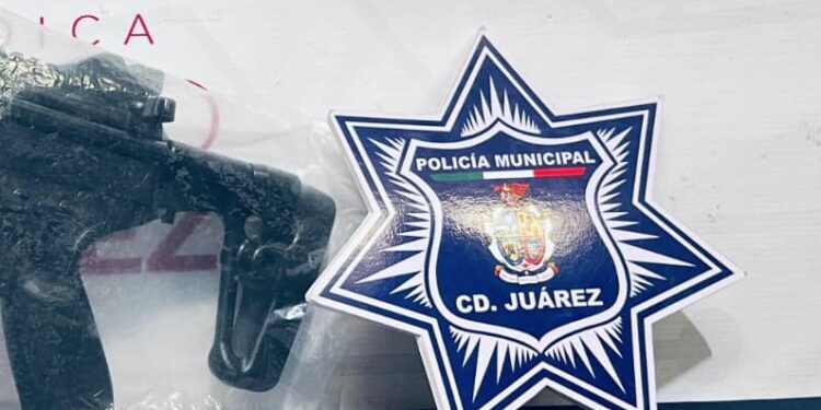 Arrestan a adolescente acusado de amenazar a su vecino con una replica de un arma semi automática