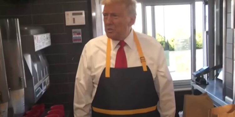 Trump se viste de empleado de McDonald's para desacreditar a Harris