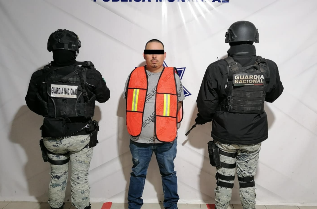 Policías Municipales en coordinación con la SEDENA detienen a sujeto en posesión de varias armas de fuego y cristal