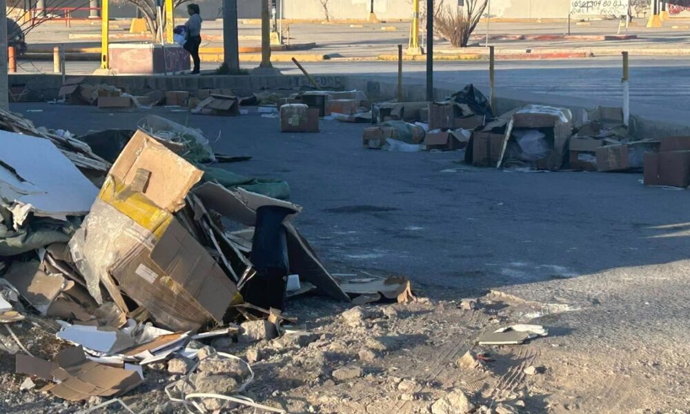 Han denunciado la acumulación de basura en la zona, situación que se ha agravado con los fuertes vientos registrados en la ciudad.