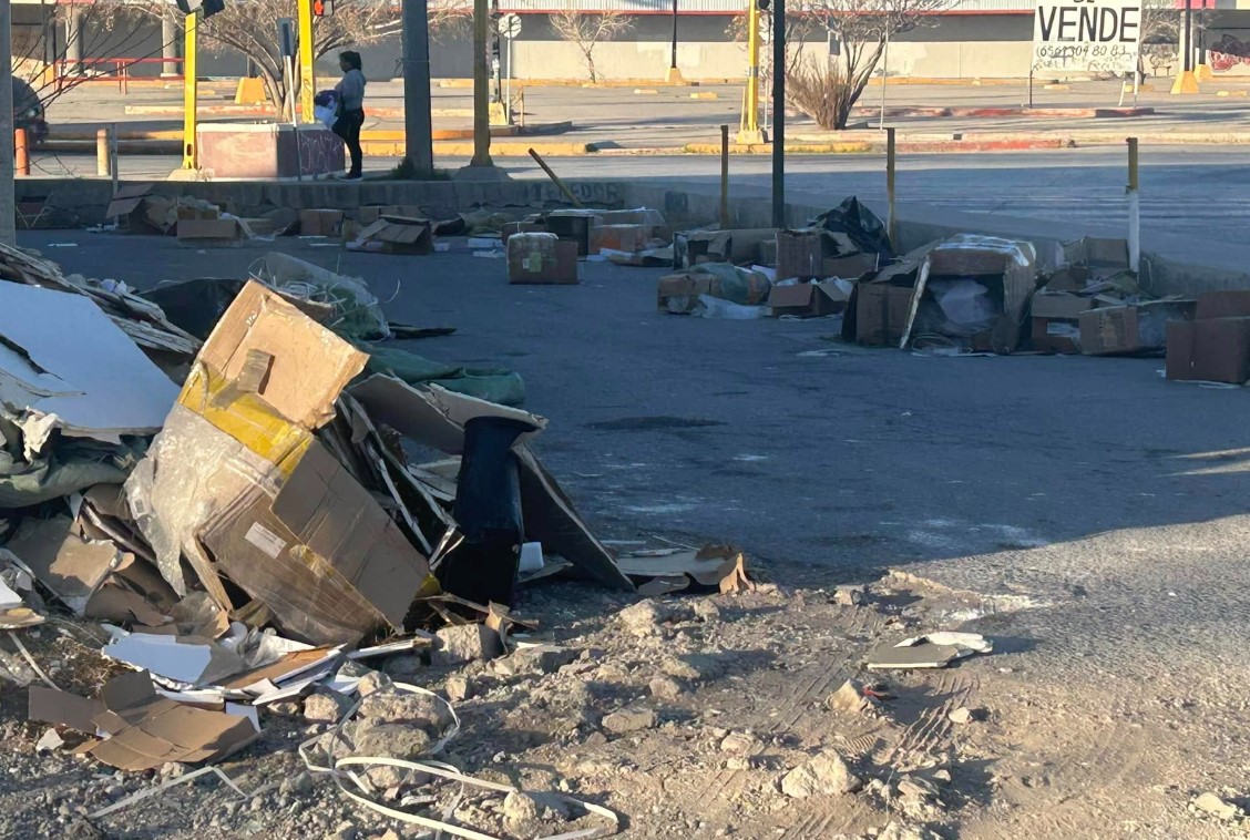 Han denunciado la acumulación de basura en la zona, situación que se ha agravado con los fuertes vientos registrados en la ciudad.