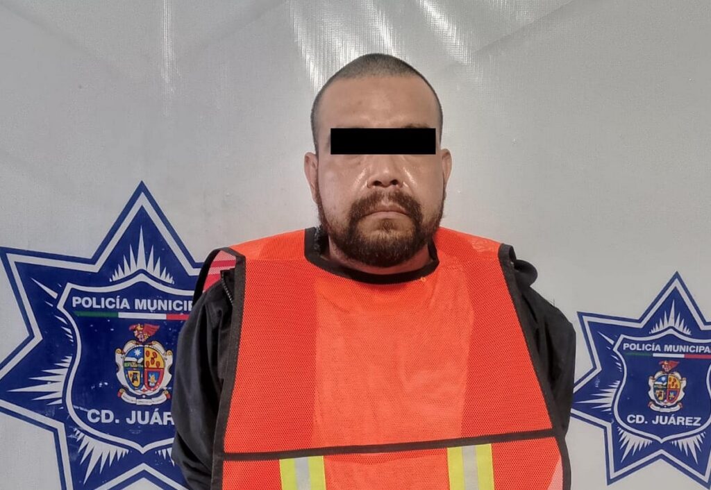 Elementos de la Secretaría de Seguridad Pública Municipal de Ciudad Juárez arrestaron a dos individuos por su presunta responsabilidad en el delito de posesión de vehículo con reporte de robo