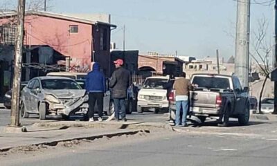 Colisión entre automóvil y camioneta gris causa estragos en la mañana de hoy en Ciudad Juárez.