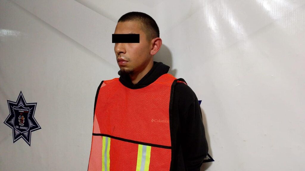 Un joven de 21 años fue detenido en el fraccionamiento Parajes del Sol tras amenazar con un arma de fuego a un conductor que le tocó el claxon; portaba una pistola calibre 40 con cinco cartuchos útiles.