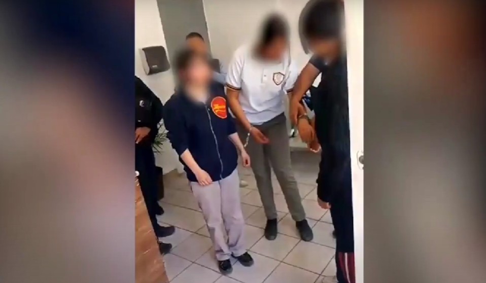 El uso de la fuerza contra dos estudiantes en Chihuahua por presuntamente utilizar vapeadores ha generado indignación y un debate sobre los límites de la disciplina escolar.