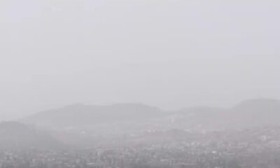 La interacción del frente frío con las condiciones climáticas locales generó vientos de hasta 27 km/h, levantando polvo y partículas que se dispersaron por toda la ciudad.