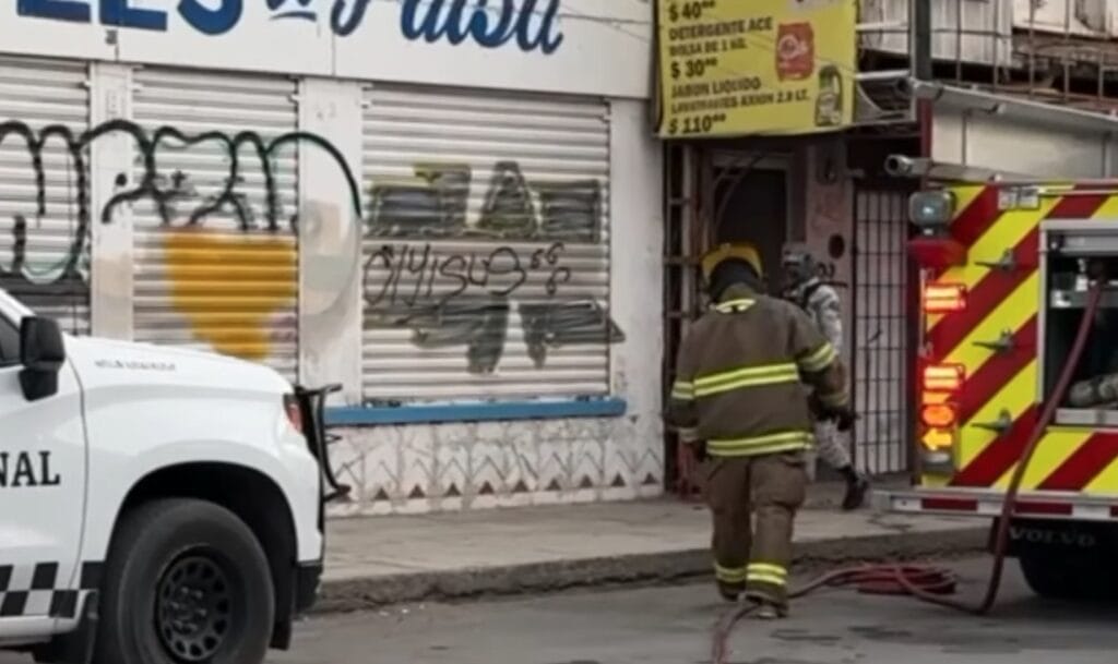 Autoridades acudían al reporte de una persona fallecida cuando un incendio se desató en el mismo complejo habitacional