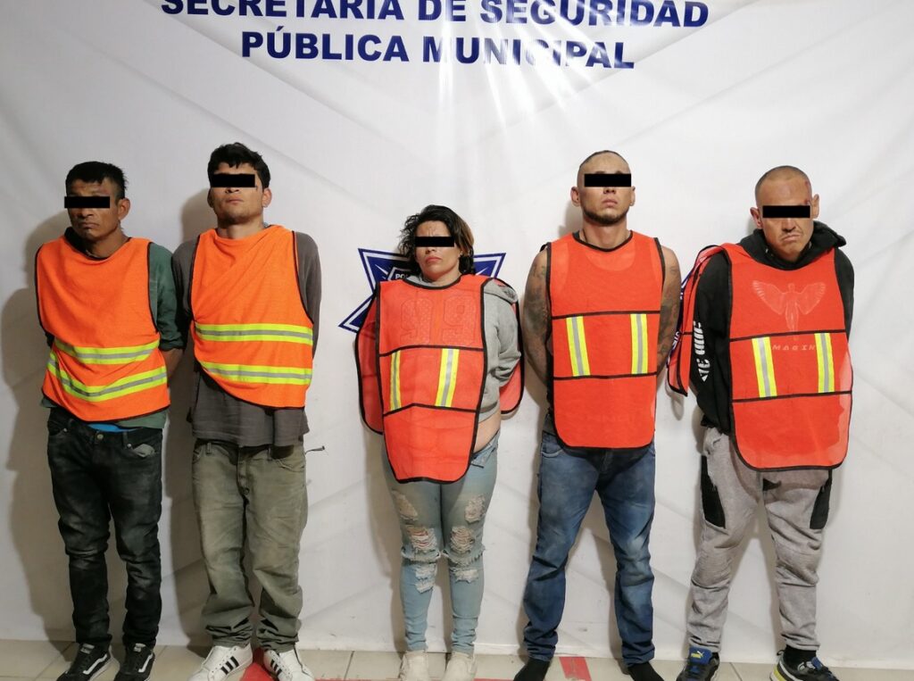 Uno de los detenidos portaba un arma de fuego; tres personas más fueron arrestadas por intentar obstruir la detención