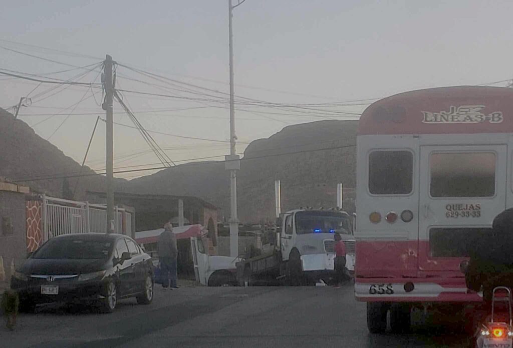 El camión de transporte de personal perdió los frenos y la embistió en la colonia Plutarco Elías Calles Ampliación