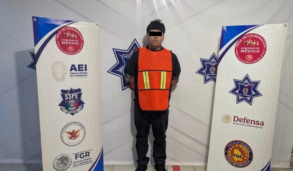 Hombre drogado apunta con arma falsa, intenta huir y es detenido con drogas y billetes falsos en Ciudad Juárez