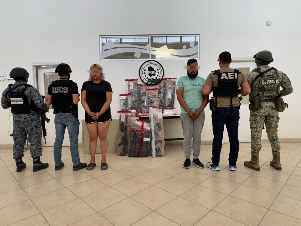 Elementos del Ejército, Guardia Nacional y FGE detienen a dos personas con ocho fusiles, casi medio kilo de cocaína, equipo táctico y vehículos.