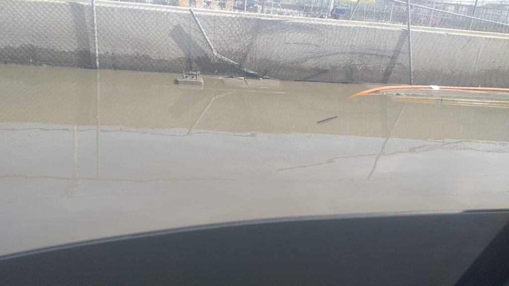 Vecinos de la colonia Independencia-Talamas Camandari alertan sobre riesgo por dique de agua y piden intervención urgente