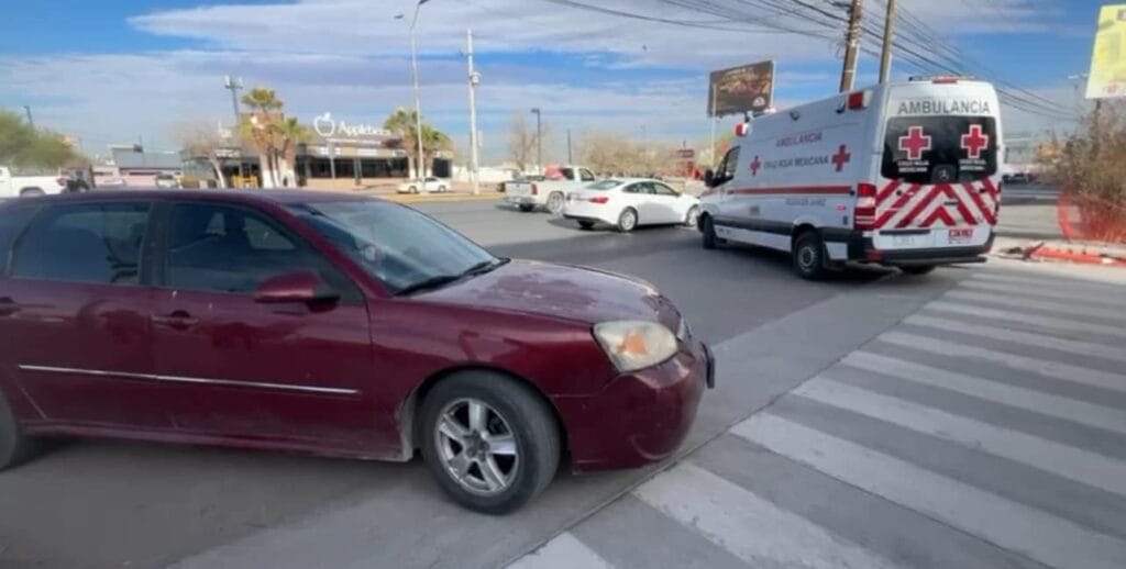 "El hombre sufrió golpes en las piernas y fue atendido por paramédicos de la Cruz Roja en Ciudad Juárez."