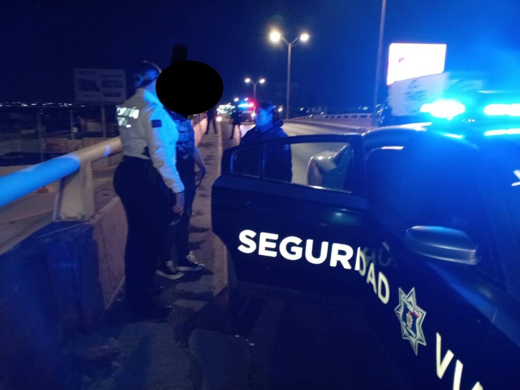 La menor de 15 años se encontraba llorando en lo más alto del puente; una oficial fuera de servicio intervino a tiempo