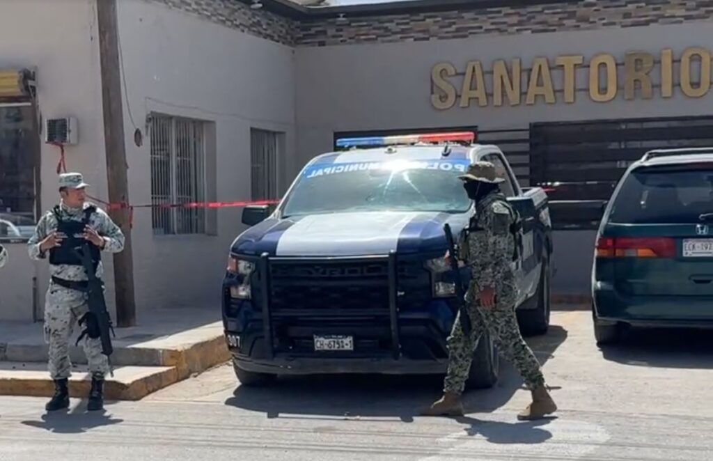 El ataque ocurrió en lugar desconocido; el hombre que la llevó huyó tras dejarla en el sanatorio