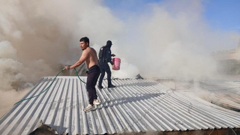 Policías municipales y vecinos controlan incendio en vivienda antes de la llegada de bomberos