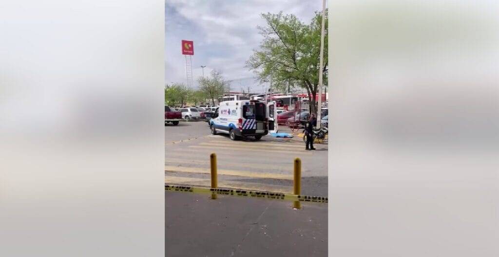 Hombre de 65 años colapsa y muere frente a Soriana en Chihuahua; presumen infarto fulminante