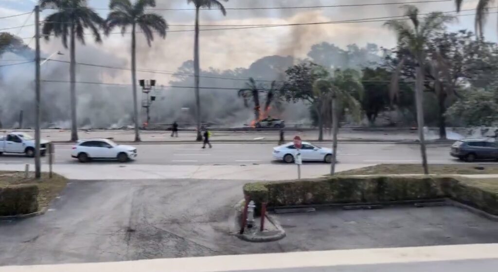 La aeronave cayó esta mañana; autoridades acordonaron la zona y se desconoce el número de víctimas