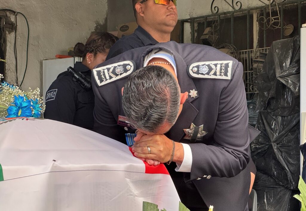 El secretario de Seguridad Pública del Estado rindió homenaje a Elida Ramírez, agente fallecida en persecución en Ciudad Juárez