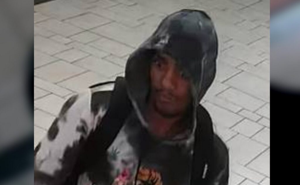 El sospechoso ingresó al centro comercial en la madrugada; autoridades piden apoyo ciudadano para identificarlo
