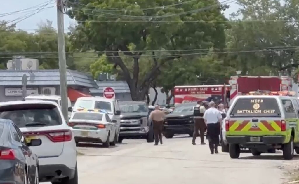 Un hombre armado abrió fuego contra los asistentes; fue detenido tras ocultarse en el edificio