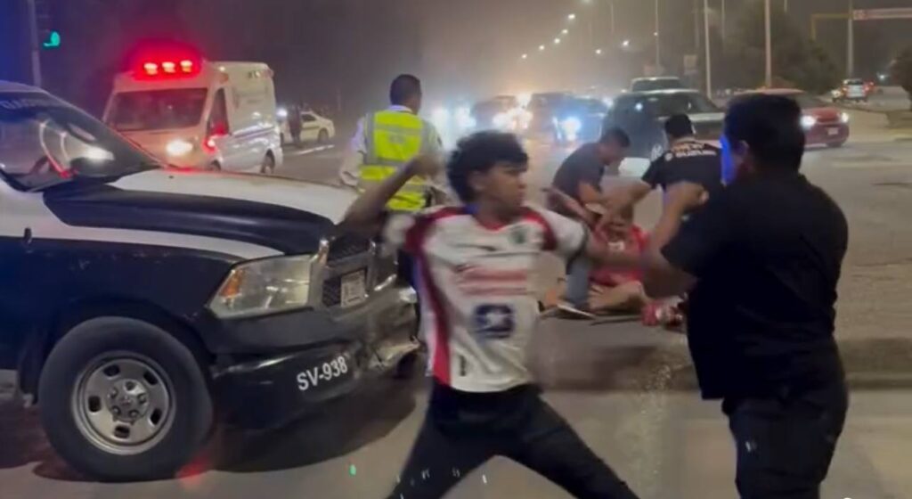 La violencia estalló a la salida del Estadio Olímpico Benito Juárez tras el duelo
