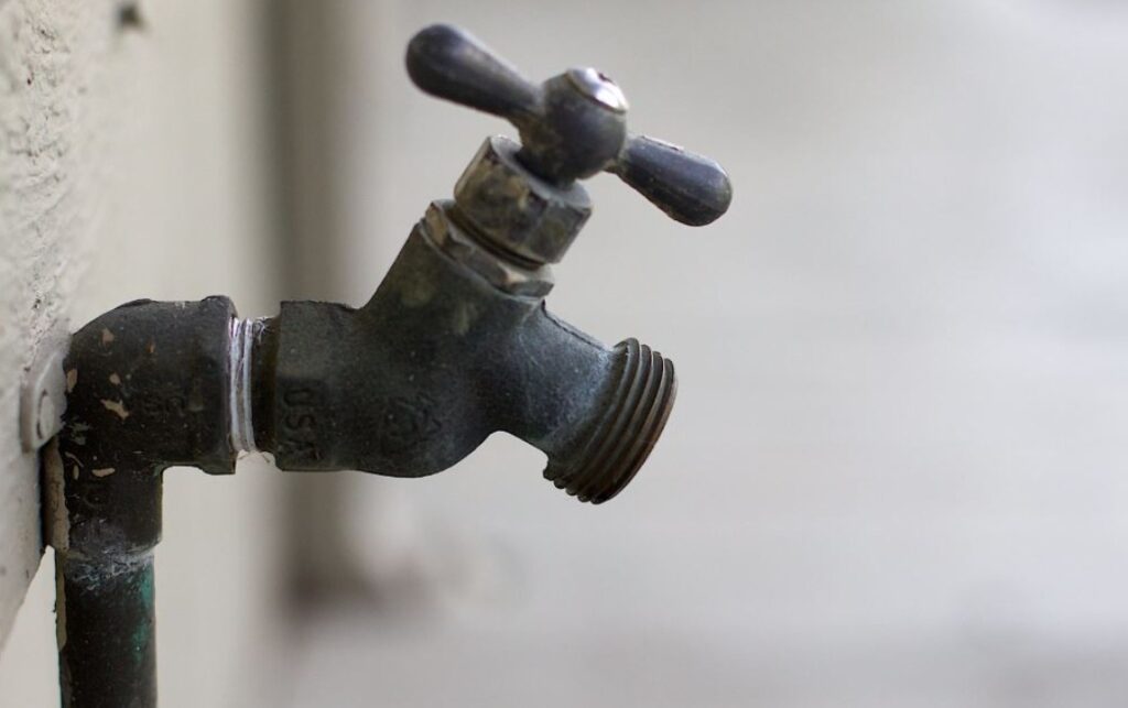 La JMAS realizará trabajos de conexión a la red; se recomienda a los vecinos tomar precauciones y almacenar agua con anticipación