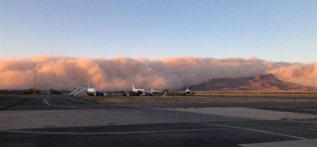Se forma gigantesca nube de polvo; autoridades cierran carretera y combaten incendio en relleno sanitario
