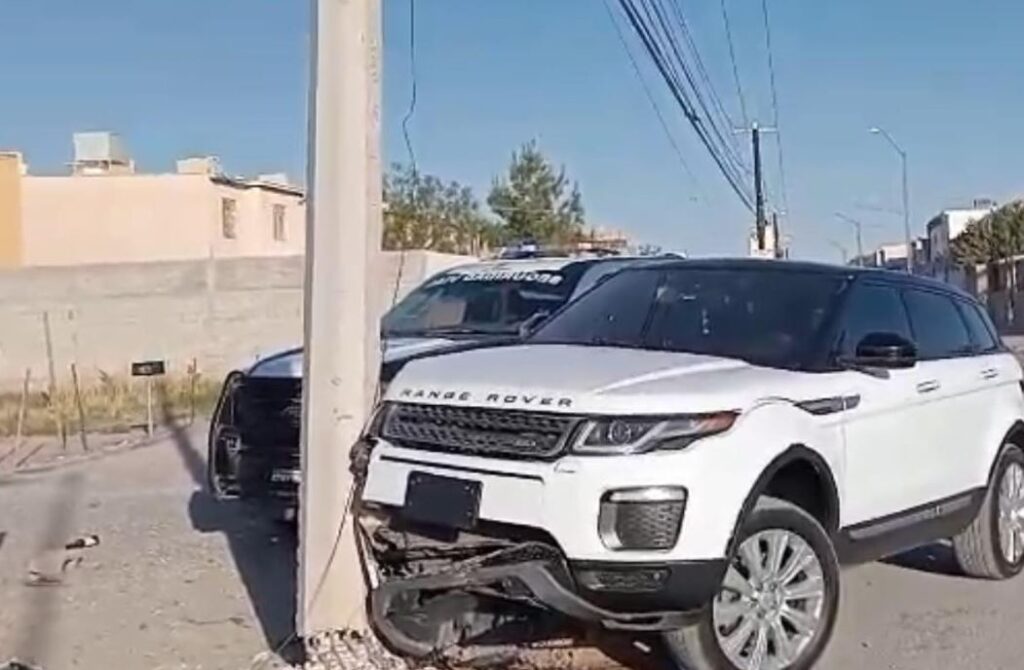 Choca Range Rover contra poste de la CFE… ¡y la abandona con botellas de licor dentro!