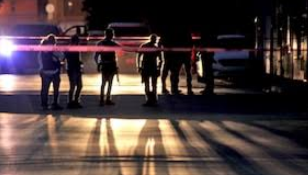 Ejecutan a balazos a dos personas; se encontraron más de 40 casquillos en la escena