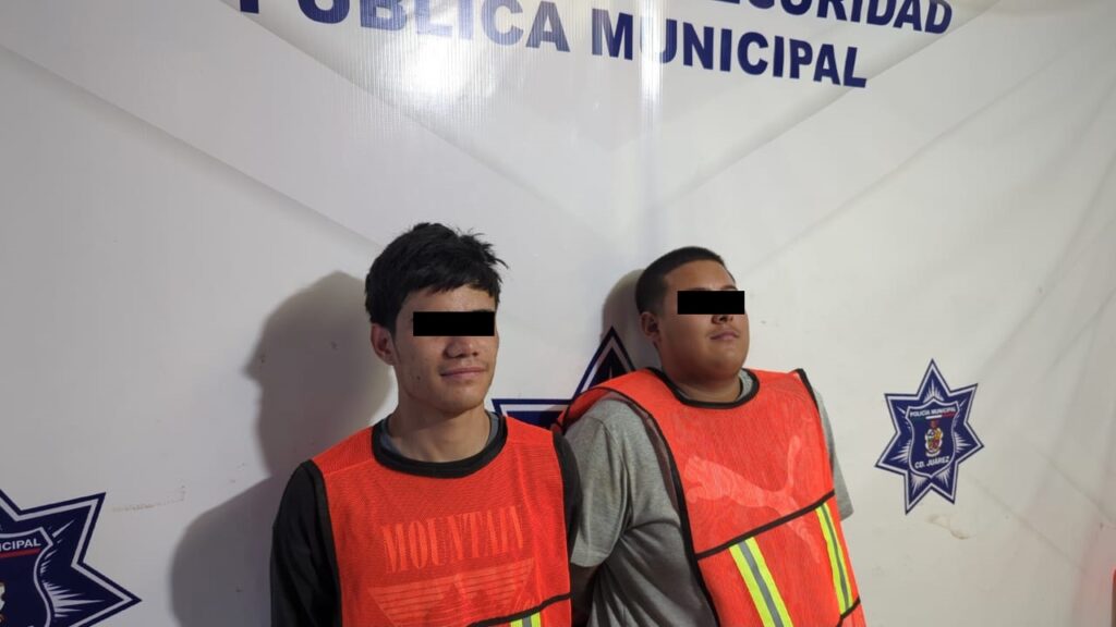 Llevaban dos pistolas y cartuchos útiles; fueron detectados tras conducir de manera imprudente