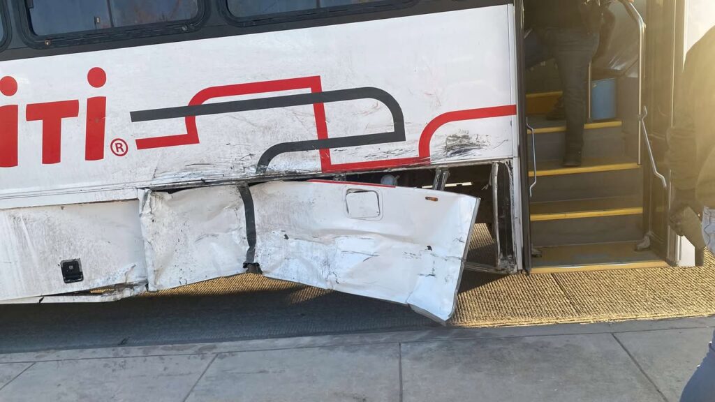 El fuerte accidente entre una camioneta RAM y un vehículo Dodge dejó daños materiales y afectó una cámara del sistema Centinela