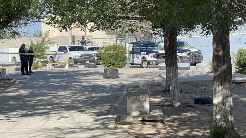 El ataque ocurrió frente a niños y padres de familia en plena hora de movimiento escolar; autoridades ya investigan