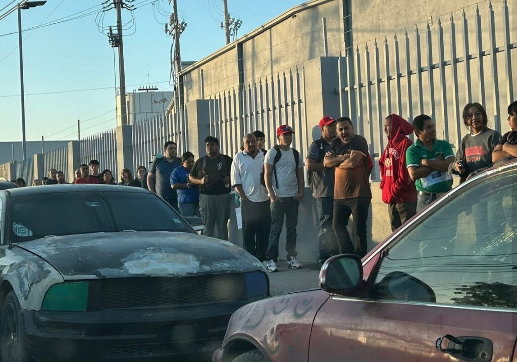 Ciudadanos buscan una oportunidad laboral en planta cercana a la estación de policía Universidad