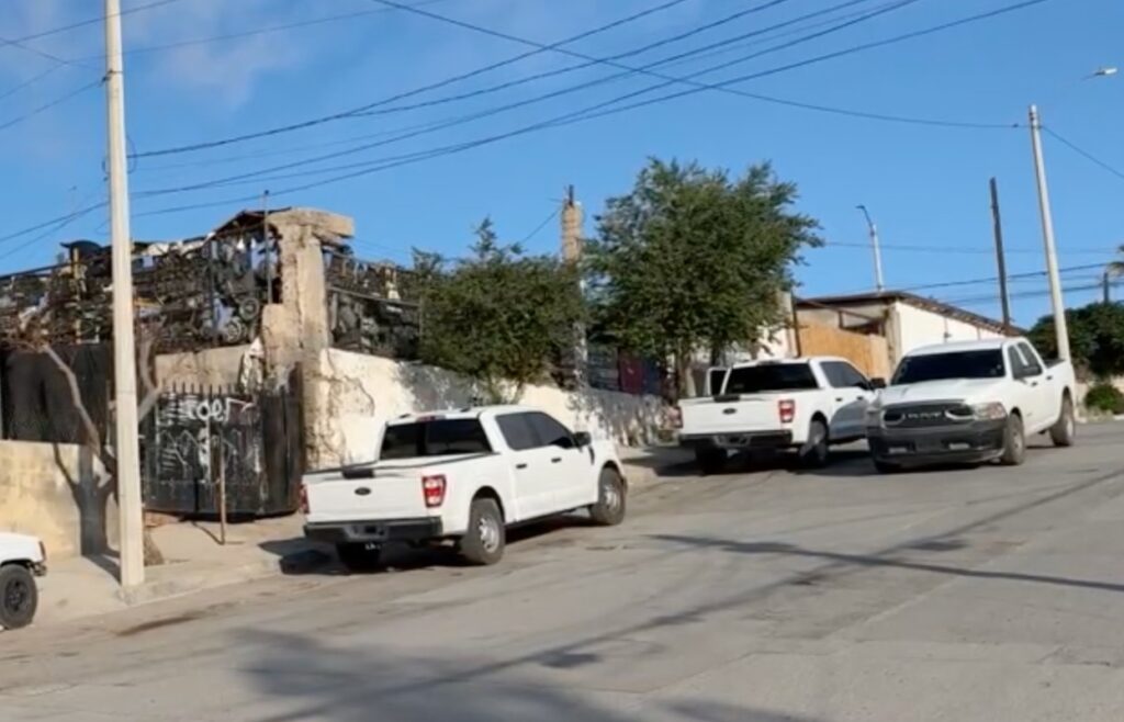 Una denuncia anónima alertó sobre actividades sospechosas; autoridades resguardaron un inmueble junto a un yonke