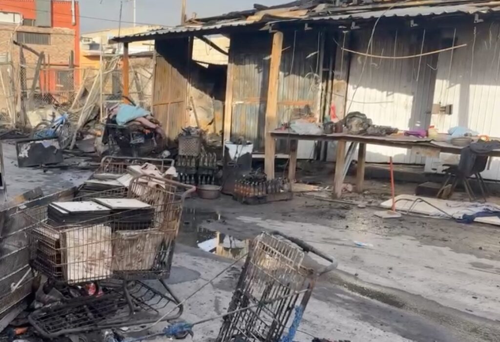 Las llamas consumieron varios negocios durante la noche del domingo; bomberos trabajaron por horas para controlar el fuego