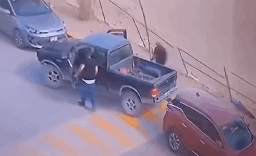 En segundos se llevaron el catalizador de una camioneta blanca en Ciudad Juárez; vecinos exigen más vigilancia