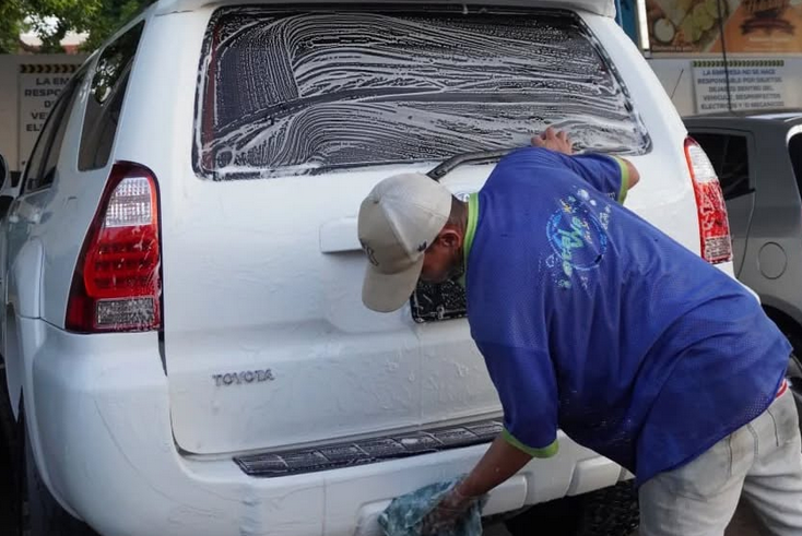 Denuncian cobros excesivos y amenazas por parte de trabajadores ambulantes en estacionamientos