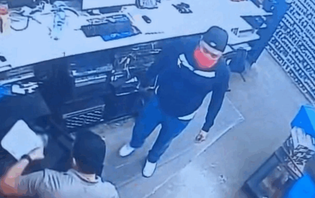 Dos sujetos encapuchados irrumpieron con violencia en la sucursal de División del Norte; siguen prófugos