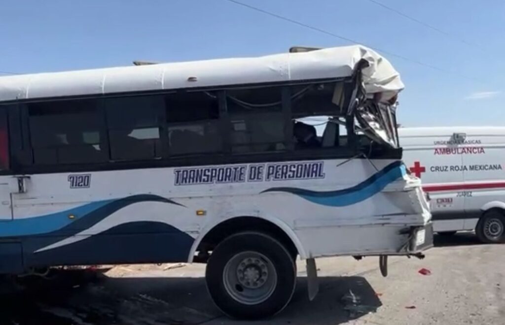 El conductor de una unidad revisaba su celular cuando se impactó contra otro camión; trabajadores resultaron con heridas de consideración