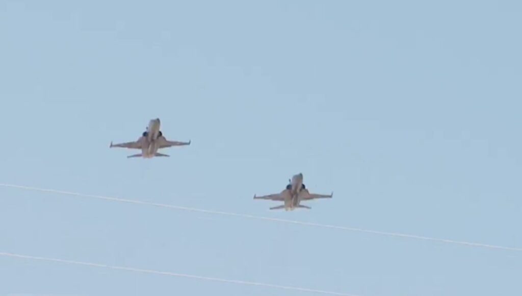 El nuevo Estadio 8 de Diciembre fue sede del espectáculo de aviones y paracaidistas que sorprendió a cientos de familias