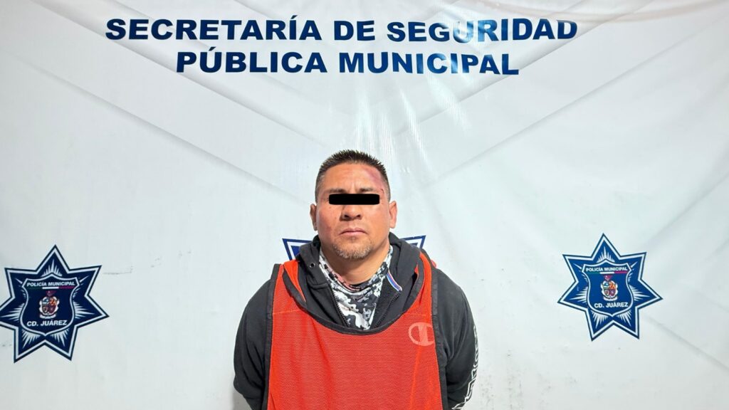 El presunto responsable fue arrestado tras una persecución; portaba un arma de fuego y una camioneta con reporte de robo. Las víctimas fueron localizadas sin vida en un inmueble abandonado.