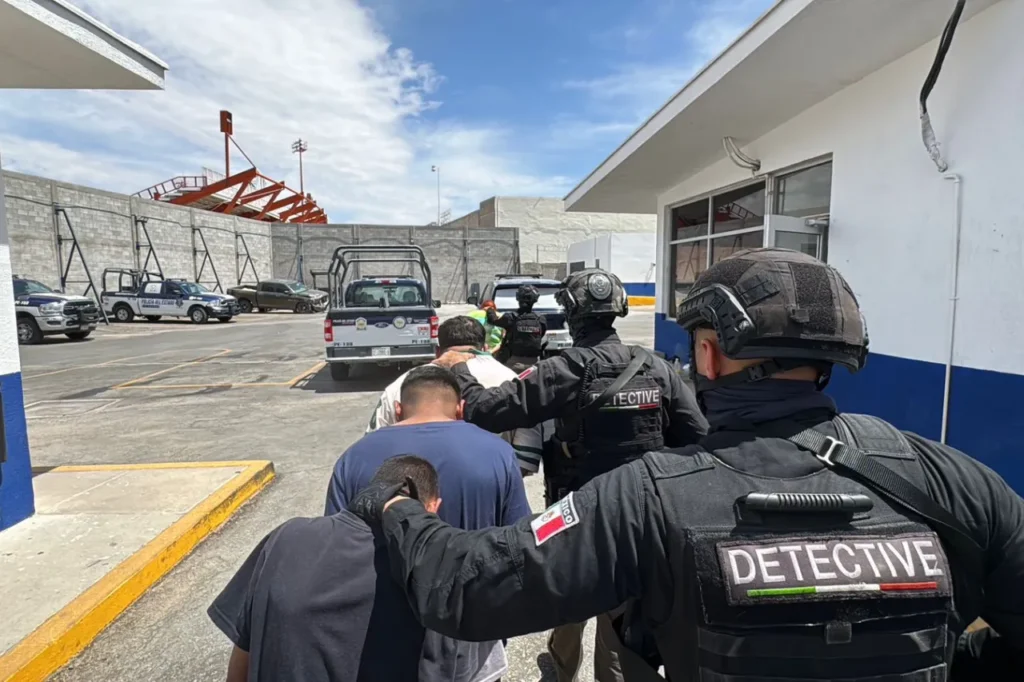 En dos operativos coordinados se incautaron fusiles, pistolas, heroína, marihuana y más de 80 mil pesos en efectivo